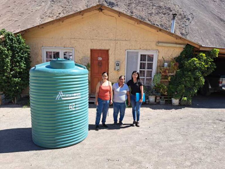 Lumina Copper hace entrega de estanques de agua a familias de las Vizcachas