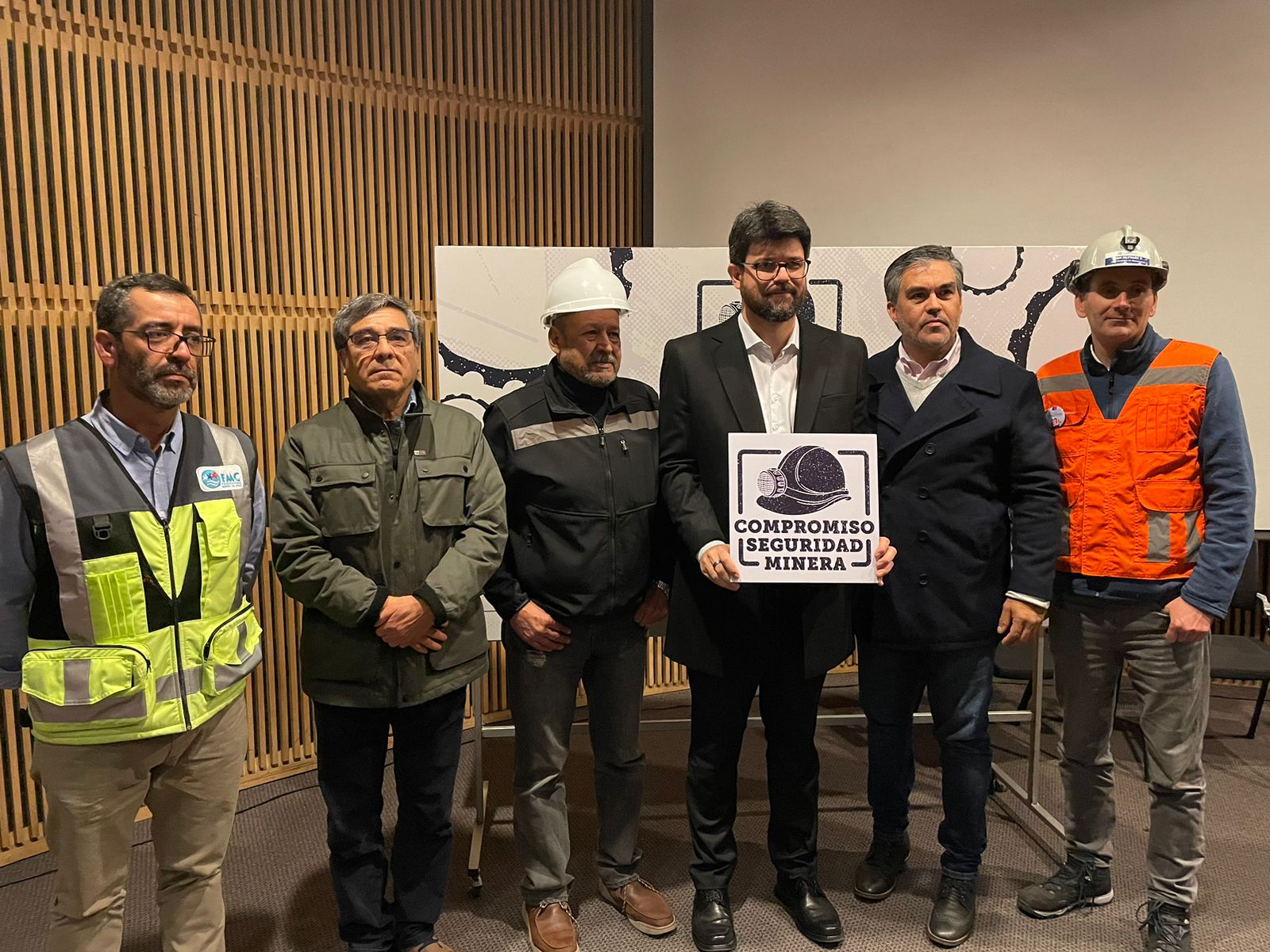 Gobierno y líderes de la industria minera firman un Compromiso Nacional ...