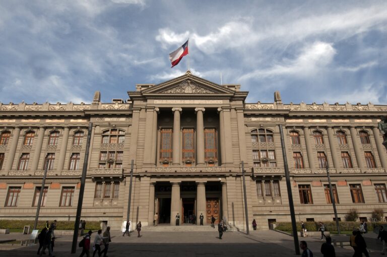 Nuevo fallo de la Corte Suprema determina los requisitos que deben concurrir para que un cargo se califique de exclusiva confianza para efectos de su término por desahucio del empleador 